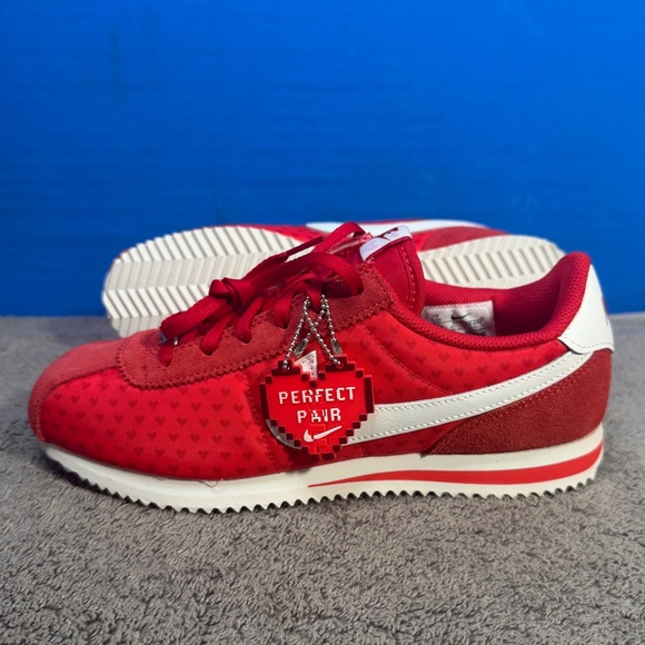 Nike Cortez gs
Valentines
Brand new - Picture 2 of 8